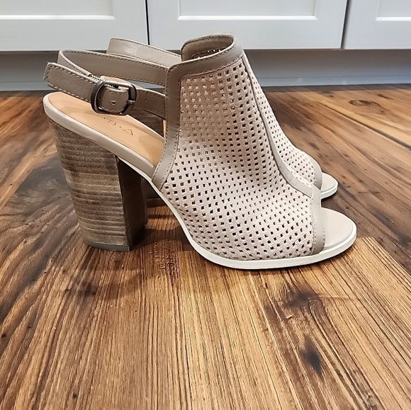 Kelsi Dagger Brooklyn Goya Peep-toe Slingback Sandal - Picture 1 of 11